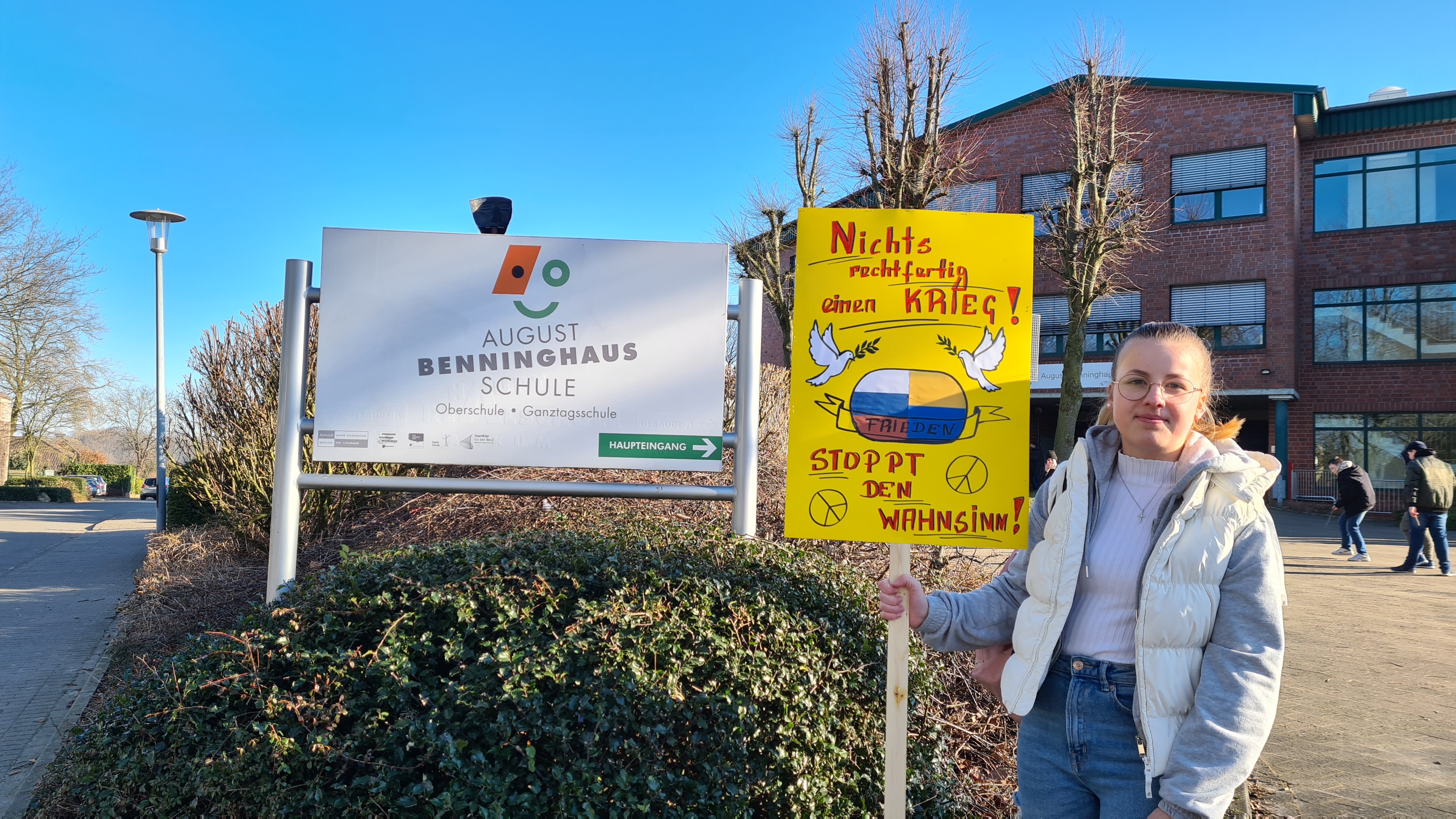 Friedensmarsch Alina gelbes Plakat