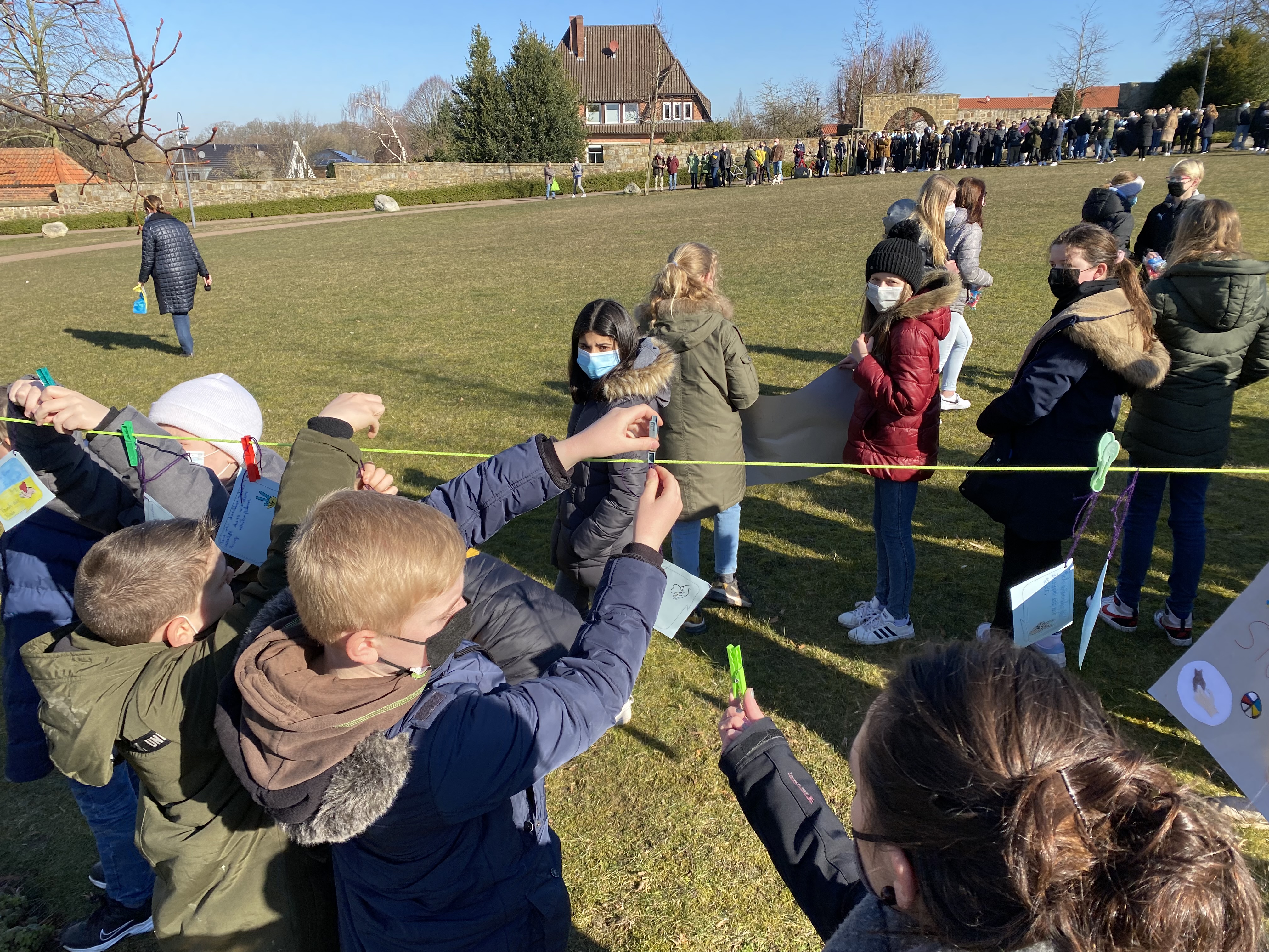 Friedensmarsch Kärtchen aufhängen