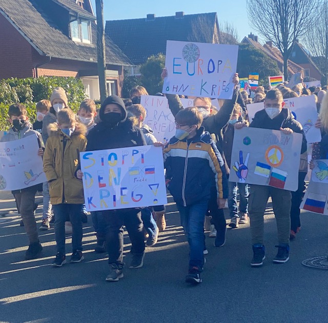 Friedensmarsch Plakate beim Marsch