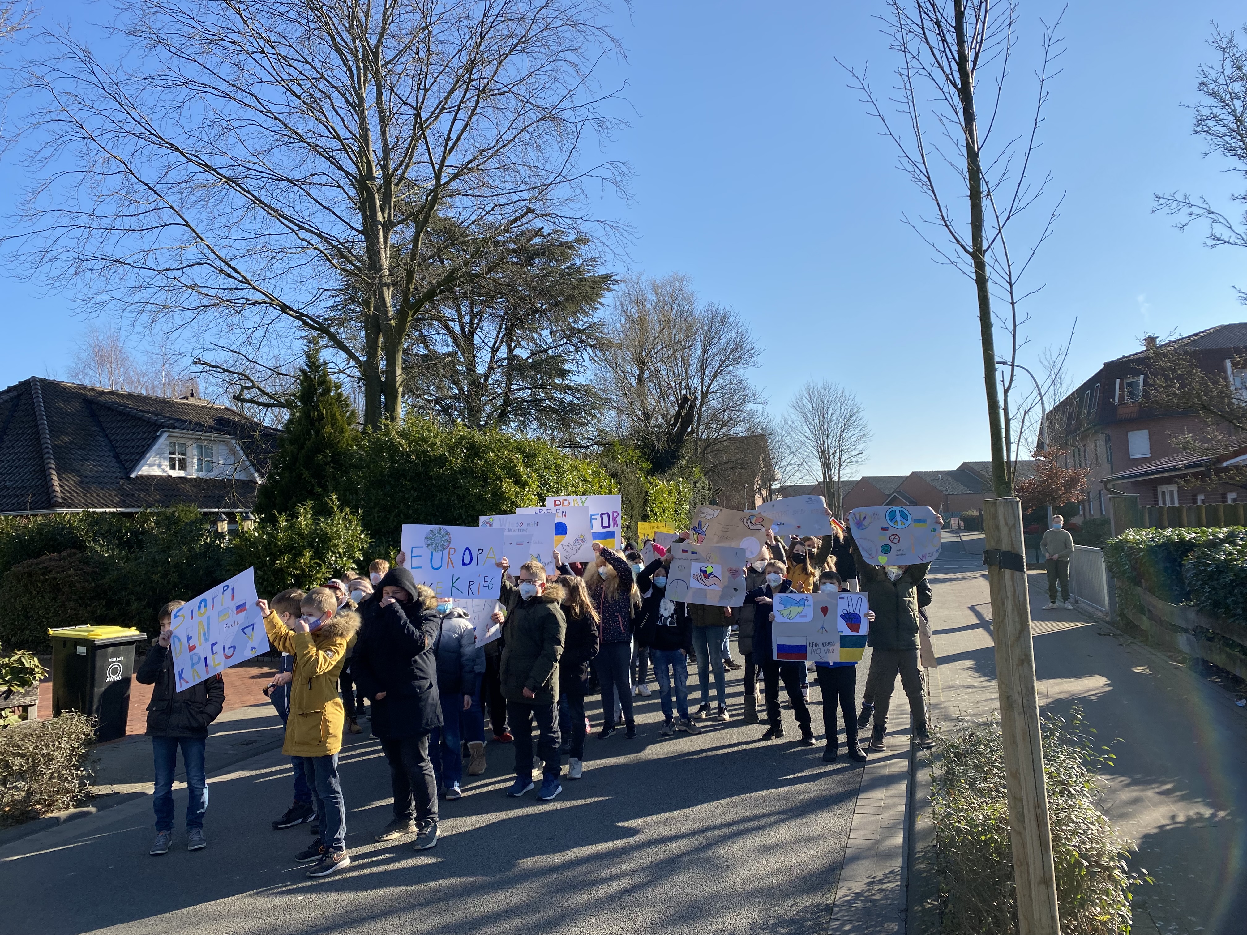 Friedensmarsch Plakate hochhalten 5er