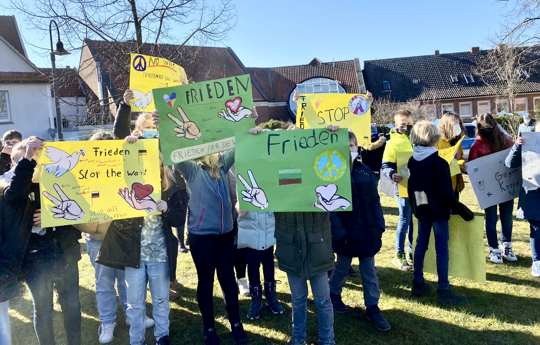 Friedensmarsch gelbe grüne Plakate