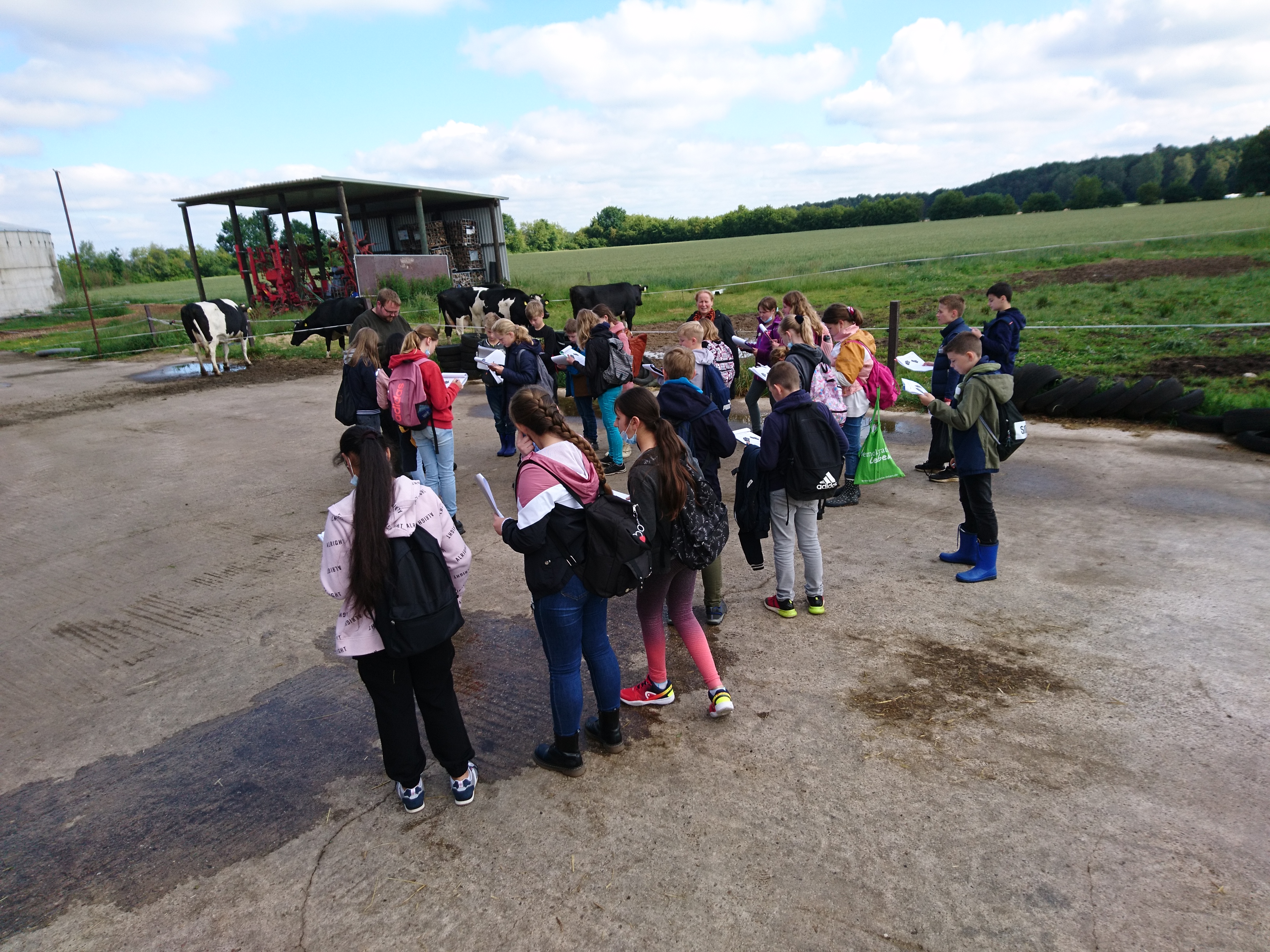 Hoferkundung Schülergruppe draußen