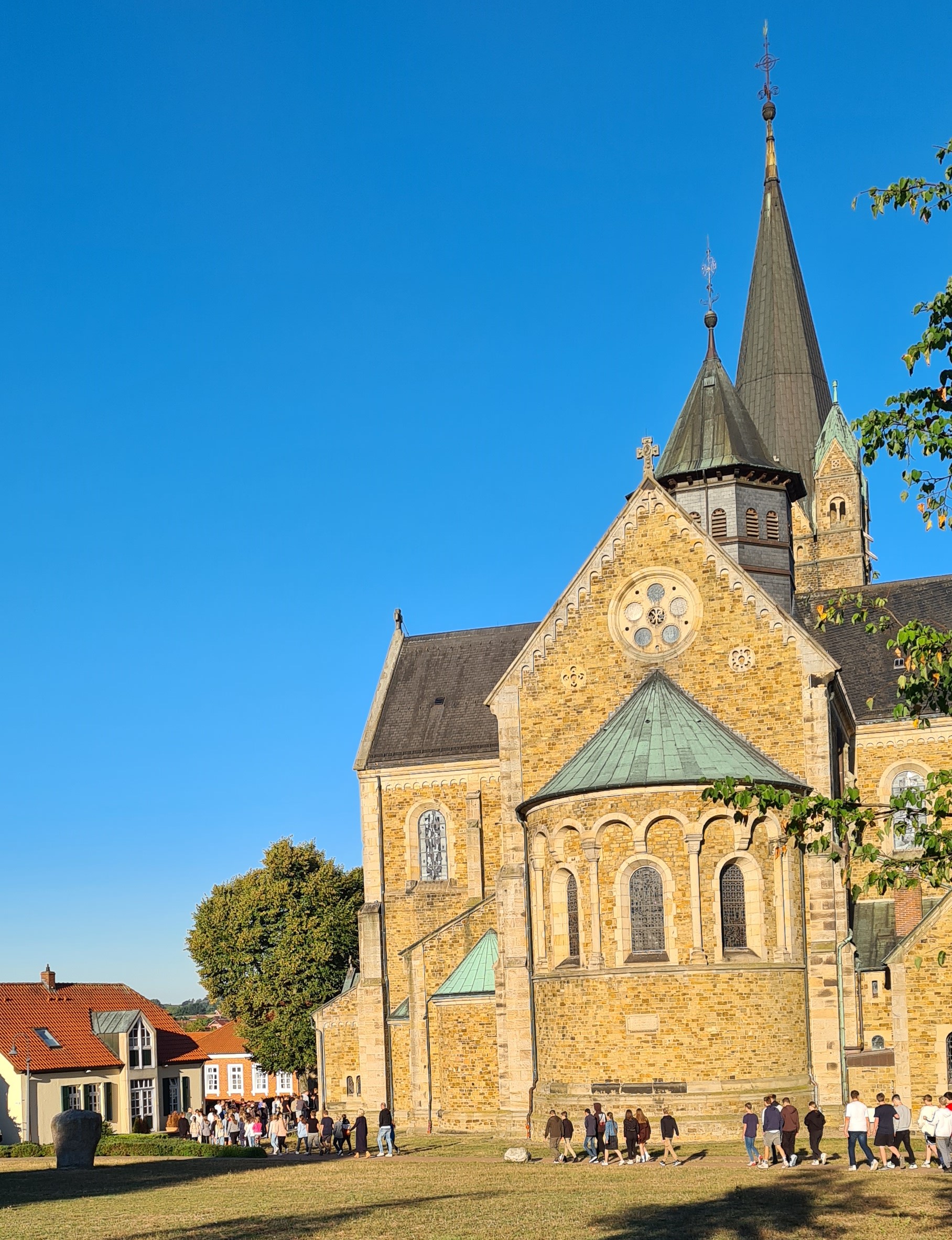 Vor der Kirche in Ankum 2