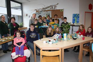 Ein ganz besonders enges Kooperationsverhältnis besteht mit der Paul-Moor-Schule Bersenbrück, die bis Februar 2015 eine Klasse in unseren Räumen untergebracht hatte. Nach vielen gemeinsamen Projekten und Begegnungen musste jetzt - zumindest räumlich - Abschied gefeiert werden. Das Foto zeigt unsere Schülerinnen und Schüler sowie unsere Lehrkräfte mit denen der Paul-Moor-Oberstufenklasse. Paul-Moor