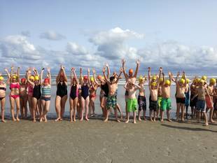 Schwimmen am Strand Schwimmen