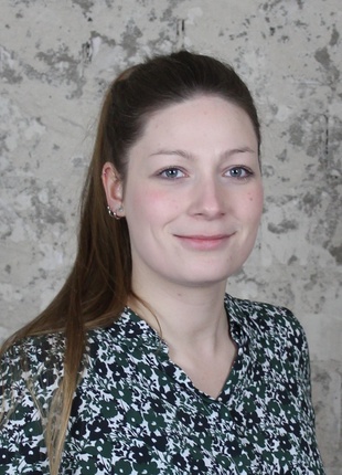 Frau Ballmann berät Schüler/innen und Eltern als Expertin bei Suchtproblemen. Frau Ballmann führt bei uns regelmäßig die SpidS (Suchtprävention in der Schule) Projekte in Jahrgang 7 und 9 durch. Ihr Spezialgebiet ist das Thema Sucht/Medienkonsum. Dazu berät sie Schüler/innen und Eltern.In vielen Familien sind grundsätzliche Regelungen zur Nutzung digitaler Medien ein (Streit-)Thema. Auch bei der Aushandlung von Absprachen kann sie unterstützen. Es muss dabei nicht zwingend um ein abhängiges Verhalten gehen, sondern ebenso um missbräuchliches oder riskantes Konsumverhalten.Hier stellt sich Frau Ballmann selbst vor:"Hallo zusammen,einige von euch haben mich vielleicht schon bei dem Präventionsprojekt SpidS kennengelernt – anderen bin ich noch unbekannt. Daher möchte ich mich auf diesem Weg einmal bei euch vorstellen. Ich bin Franziska Ballmann und Sozialarbeiterin bei der Caritas in Osnabrück. Dort bin ich für die Suchtprävention zuständig und Ansprechpartnerin für das Thema digitaler Medienkonsum.Ich arbeite also mit Menschen zusammen, zum Beispiel mit Schüler/innen wie euch, um über verschiedene Suchtmittel und Suchtweisen in den Austausch zu kommen und eine Suchtentwicklung im Vorfeld vorzubeugen. Denn wenn man sich mit den Gründen, Wirkungen und Folgen von Suchtmittelkonsum auseinandersetzt und so sein Wissen erweitert, kann dies ein wichtiger Schutzfaktor sein.Gleichzeitig ist es meine Arbeit, Menschen, die bereits ein Problem mit Suchtmitteln oder z.B. auch mit digitalen Medien entwickelt haben, zu beraten und unterstützend auf ihrem Weg aus der Sucht zu begleiten.Die aktuelle Situation ist für uns alle eine besondere und auch anstrengende Zeit. Vielleicht stellt man fest, dass das eigene Konsumverhalten doch mehr ist, als man eigentlich möchte, dass man die Kontrolle über die Spielzeiten verliert oder auch in der Familie Spannungen entstehen.Wenn ihr Fragen zum Thema Sucht und Drogen habt und/oder euch mit jemanden dazu austauschen möchtet, dann meldet euch gerne bei mir. Ruft mich an oder schreibt mir eine Mail! Ich habe die Schweigepflicht, daher könnt ihr euch sicher sein, dass die Dinge, die wir miteinander besprechen auch bei mir bleiben!Franziska BallmannFrau Ballmann berät Schüler/innen und Eltern als Expertin bei Suchtproblemen.